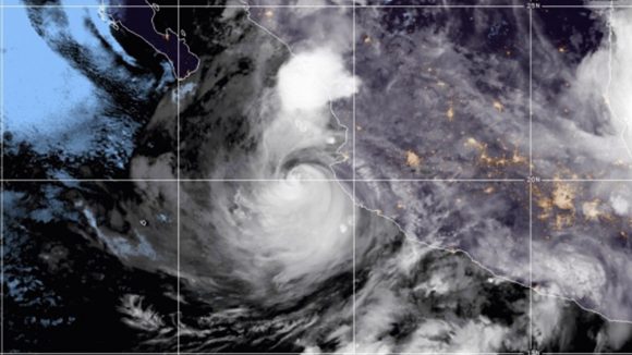 Se mantiene como categoría I huracán ‘Enrique’;  provocará lluvias en 9 estados