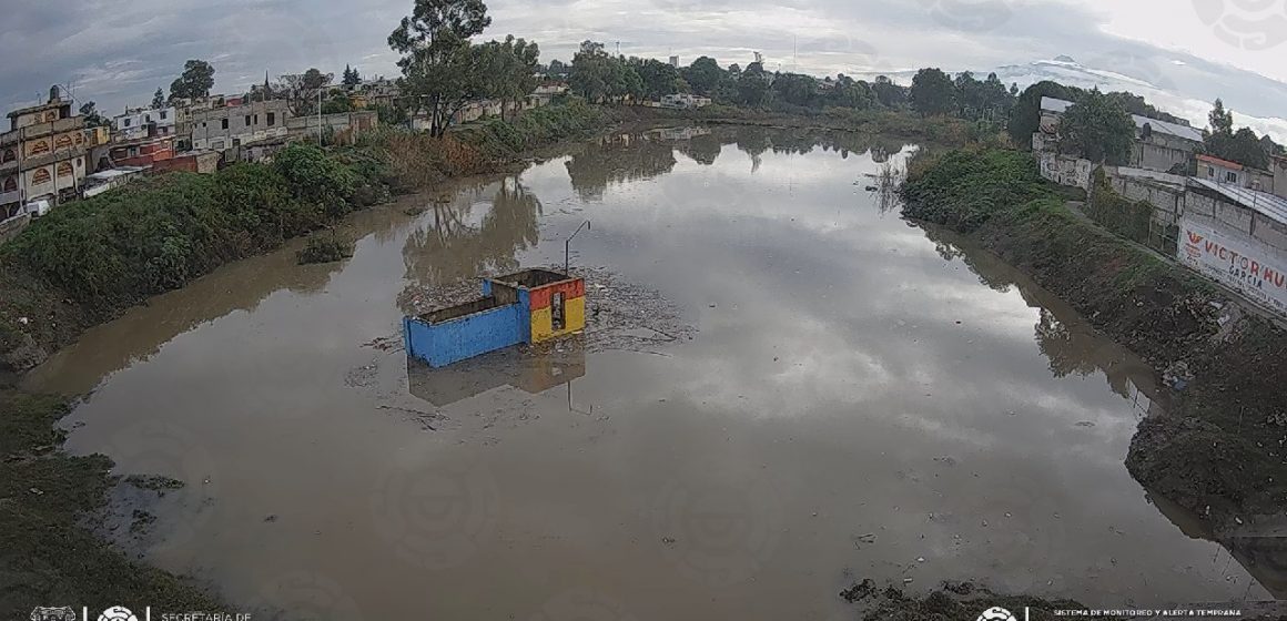 Lluvias causan inundaciones y autos varados en colonias de Puebla
