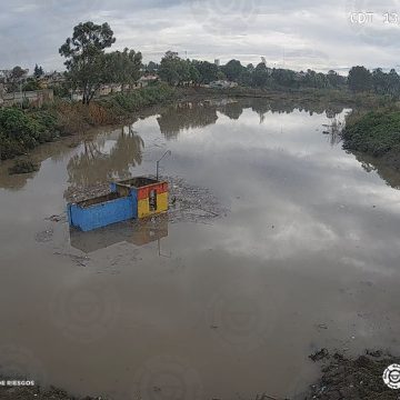 Lluvias causan inundaciones y autos varados en colonias de Puebla