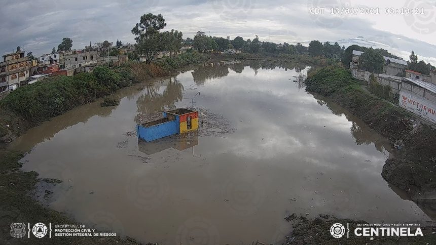 Lluvias causan inundaciones y autos varados en colonias de Puebla