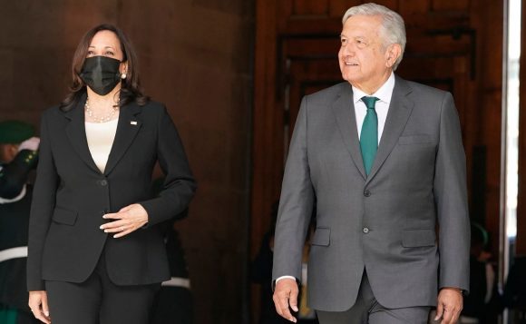 Kamala Harris bromeó con vender avión presidencial a empresarios que viajan al espacio: AMLO