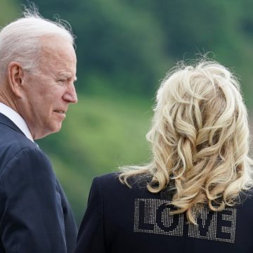 Esposa de Joe Biden lleva este mensaje en su llegada al G7