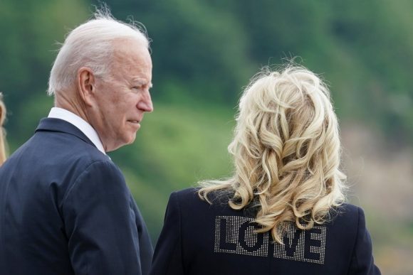 Esposa de Joe Biden lleva este mensaje en su llegada al G7