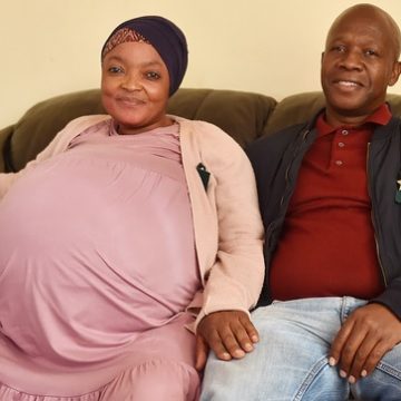 Mujer sudafricana rompe récord mundial al dar a luz diez bebés