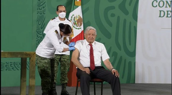 AMLO recibe su segunda dosis de vacuna contra COVID-19