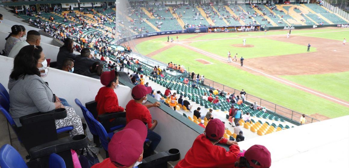Disfrutan niñas, niños y adolescentes del SEDIF partidos del Preolímpico de Béisbol