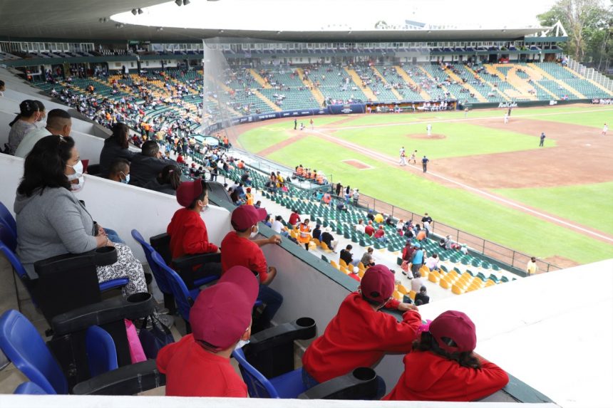 Disfrutan niñas, niños y adolescentes del SEDIF partidos del Preolímpico de Béisbol
