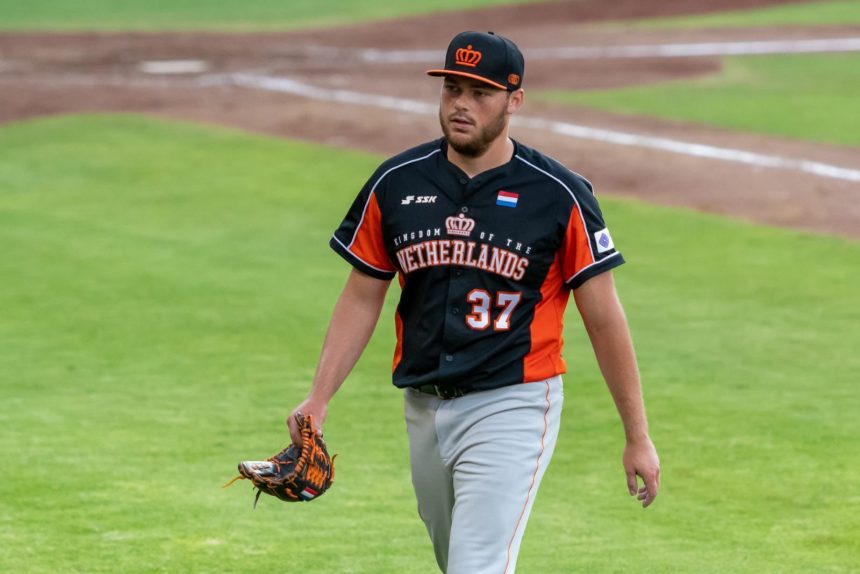 Los Pericos reclutan a lanzador holandés