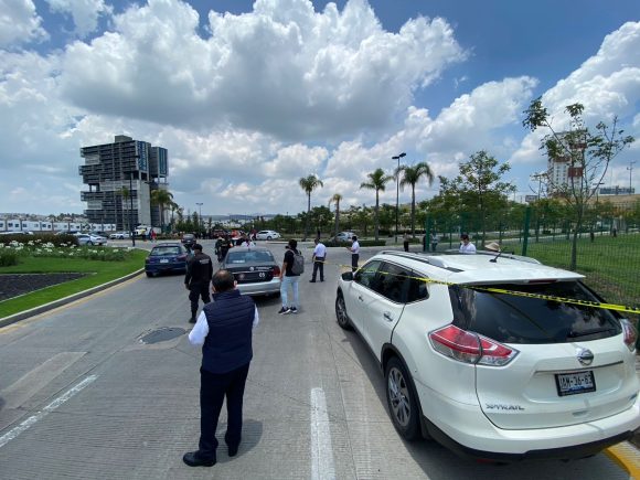 (VIDEO Y FOTOS) Balean camioneta en Cascata en Lomas de Angelópolis