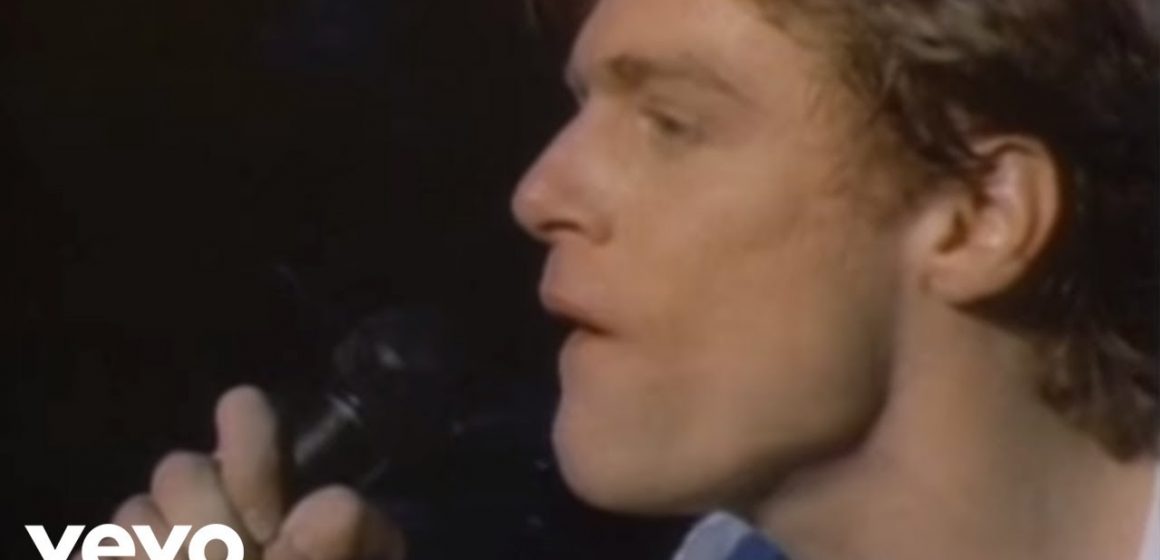 “Heaven” de Bryan Adams fue su primer sencillo