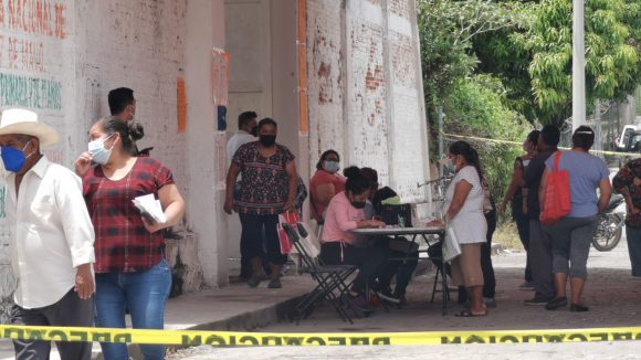 En Lagunillas con orden y rapidez reciben vacuna anti COVID-19