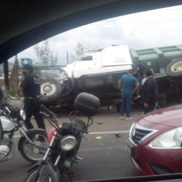 (FOTOS) ¡Aparatoso choque en Atlixco entre camión y Sentra!