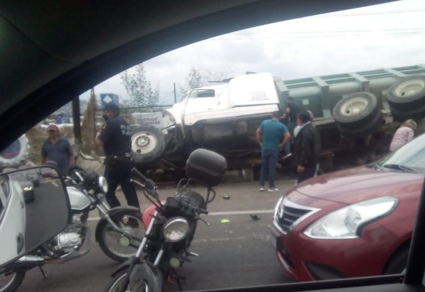 (FOTOS) ¡Aparatoso choque en Atlixco entre camión y Sentra!