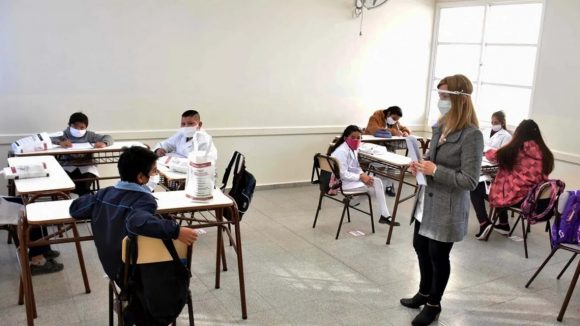 cc80ac3c-ef19-45bc-aeda-66079e83eedb Piden padres de familia realizar censo de docentes fallecidos por Covid