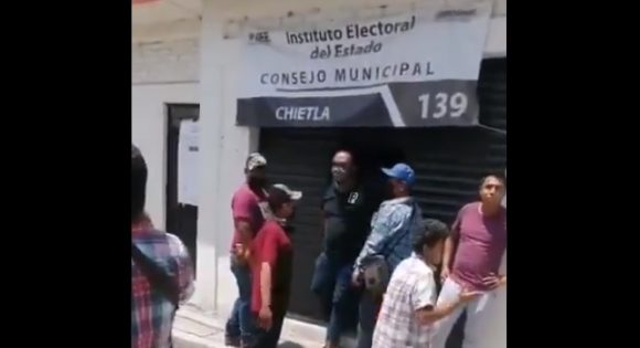 Roban paquetería electoral en Chietla y agreden a funcionarios IEE