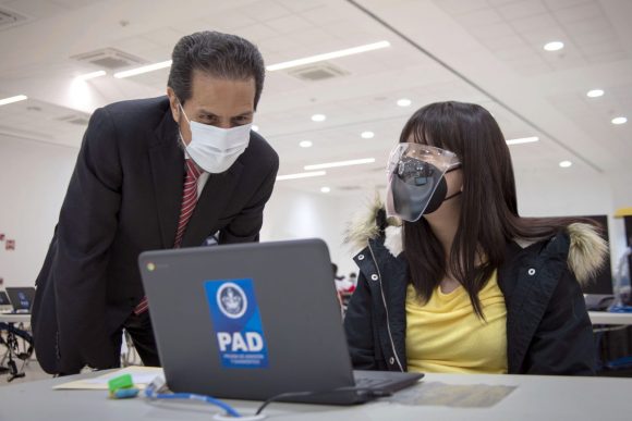 Rector Alfonso Esparza Ortiz realiza recorrido en el arranque del examen de admisión 2021