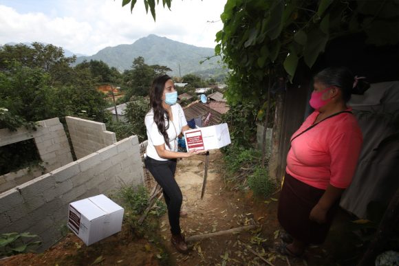 Comunidades indígenas de la Sierra Norte reciben apoyos alimentarios del SEDIF