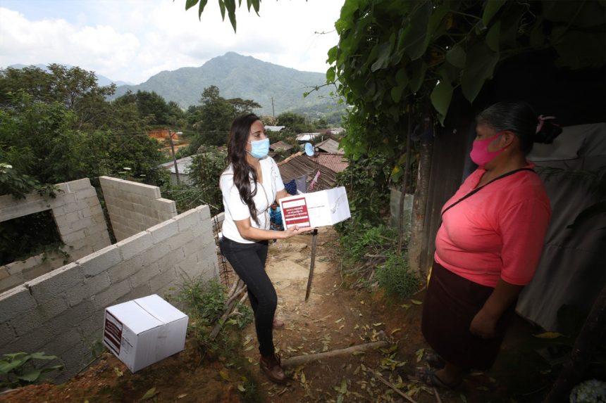 Comunidades indígenas de la Sierra Norte reciben apoyos alimentarios del SEDIF