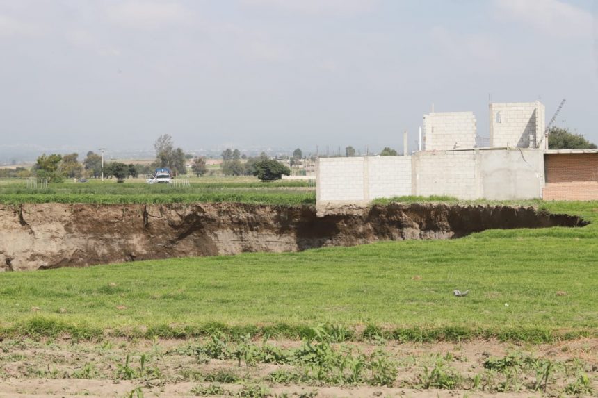 Serán capturados los que estafaron a la familia afectada por el socavón, advierte Barbosa Huerta