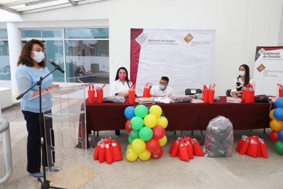 Otorga SEDIF uniformes, paquetes escolares y kits anticovid en casas de Ángeles y del Adolescente