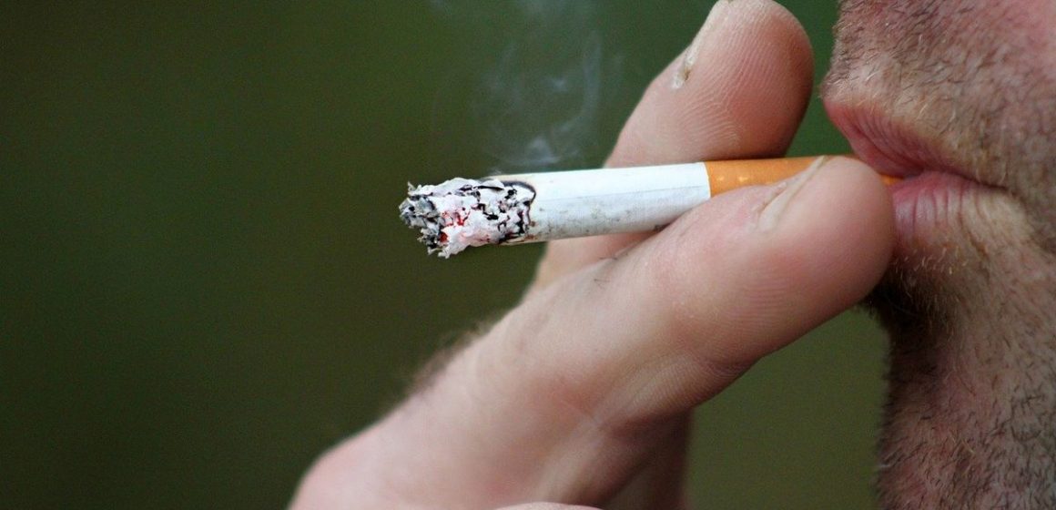 Pfizer suspende venta de fármaco para dejar de fumar tras hallar carcinógeno