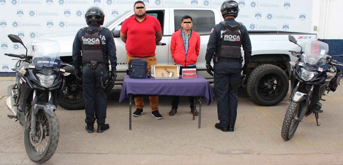Detuvo Policía Municipal de Puebla a dos hombres por portación ilegal de arma de fuego