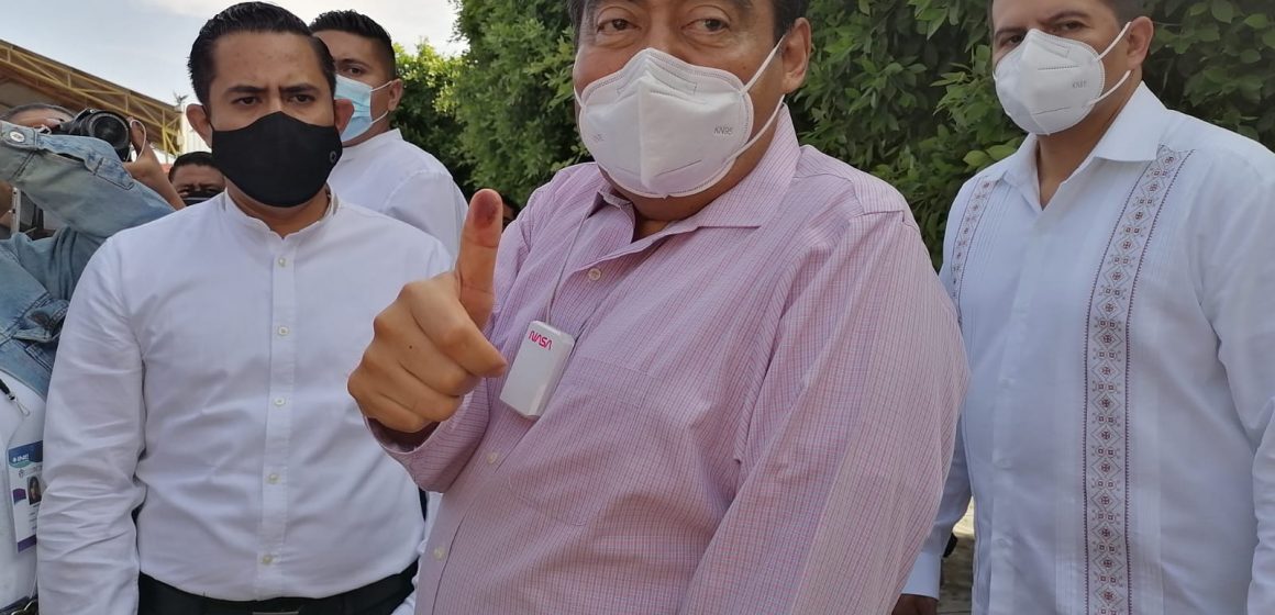 Elecciones seguras, garantiza el gobernador Miguel Barbosa al votar en Tehuacán