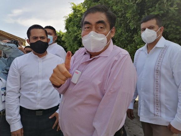 Elecciones seguras, garantiza el gobernador Miguel Barbosa al votar en Tehuacán