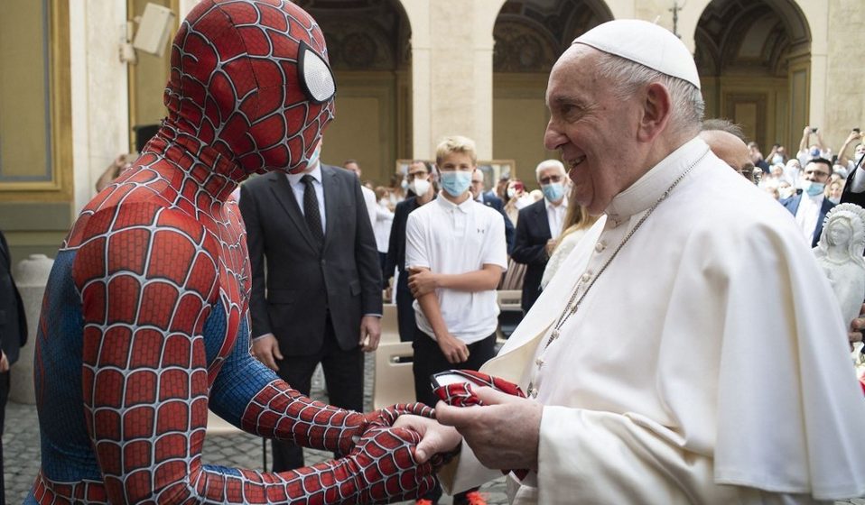 Se reúne el Papa Francisco con Spiderman en el Vaticano