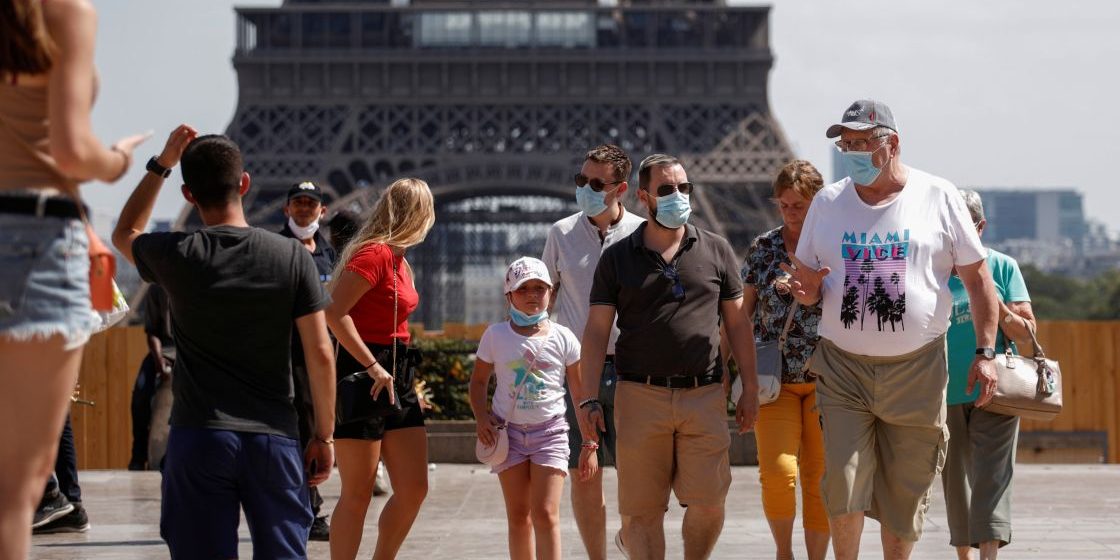 Deja de ser obligatorio cubrebocas en exteriores en Francia