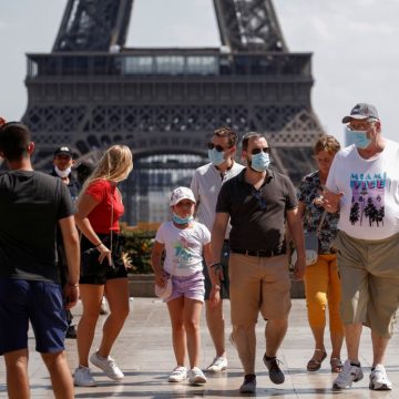 Deja de ser obligatorio cubrebocas en exteriores en Francia