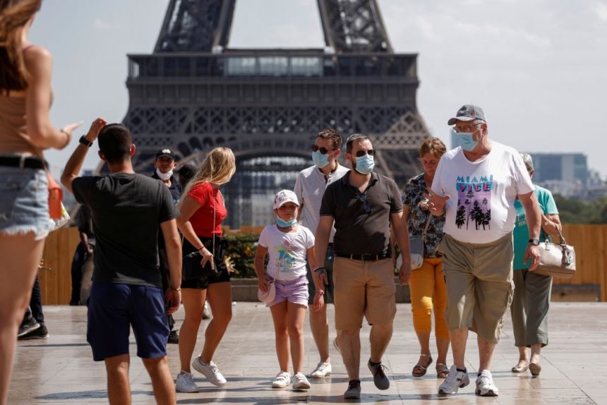 Deja de ser obligatorio cubrebocas en exteriores en Francia