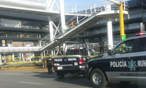 Se suicida adulto mayor lanzándose de puente peatonal de la Atlixcáyotl