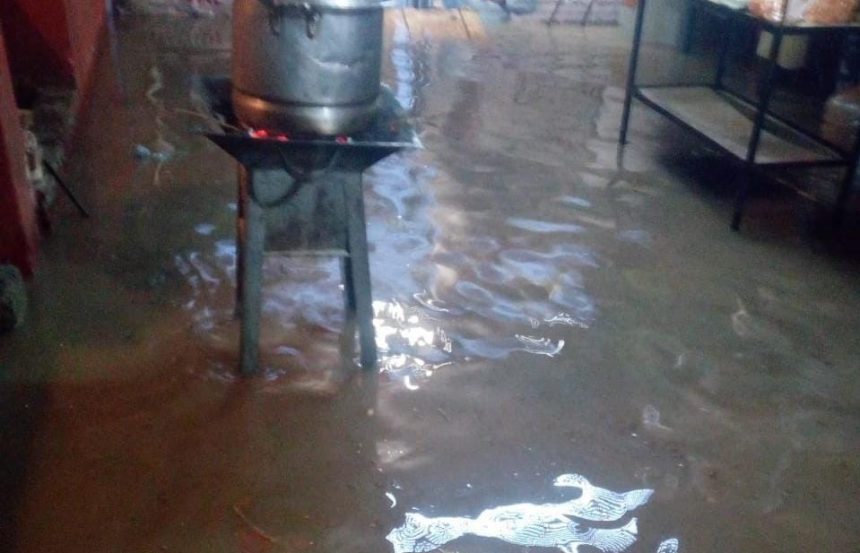 Inundación afectó 10 viviendas en Huaquechula