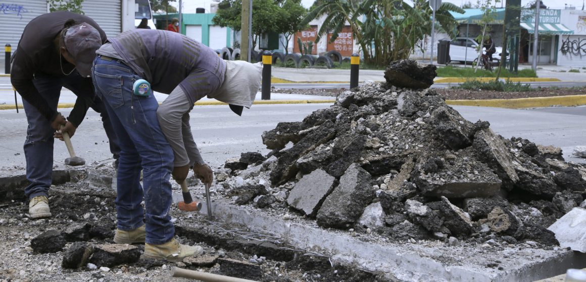 Retiran pasos peatonales del bulevar Xonaca por grietas en el concreto