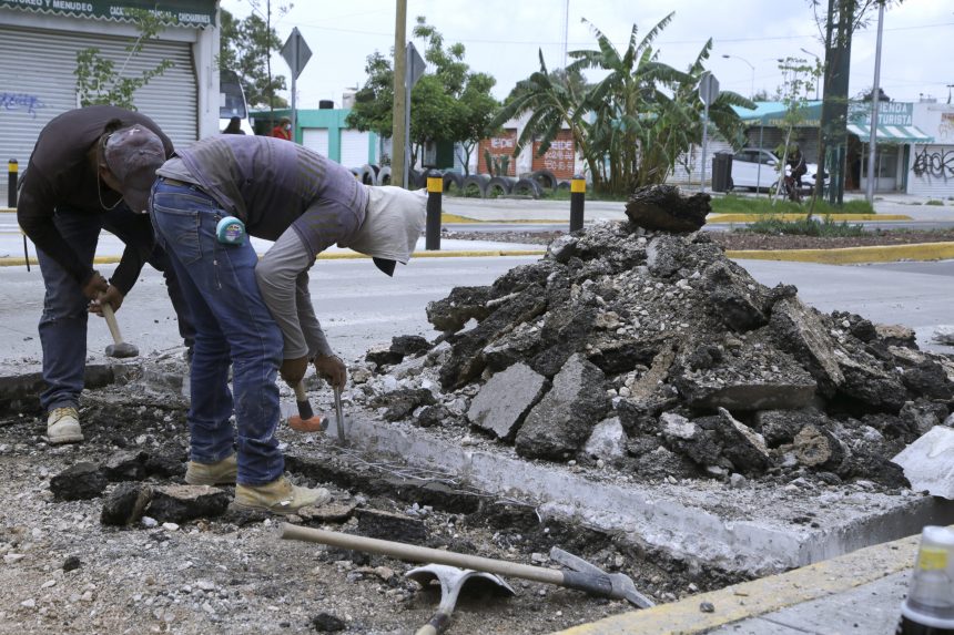 Retiran pasos peatonales del bulevar Xonaca por grietas en el concreto