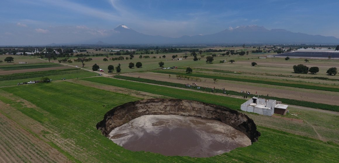 (VIDEO) Se sigue desgajando la tierra en Juan C. Bonilla, crece el socavón