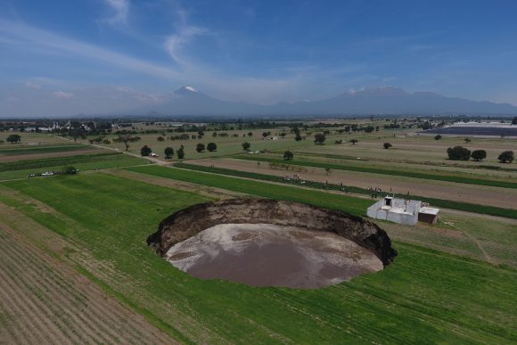 (VIDEO) Se sigue desgajando la tierra en Juan C. Bonilla, crece el socavón