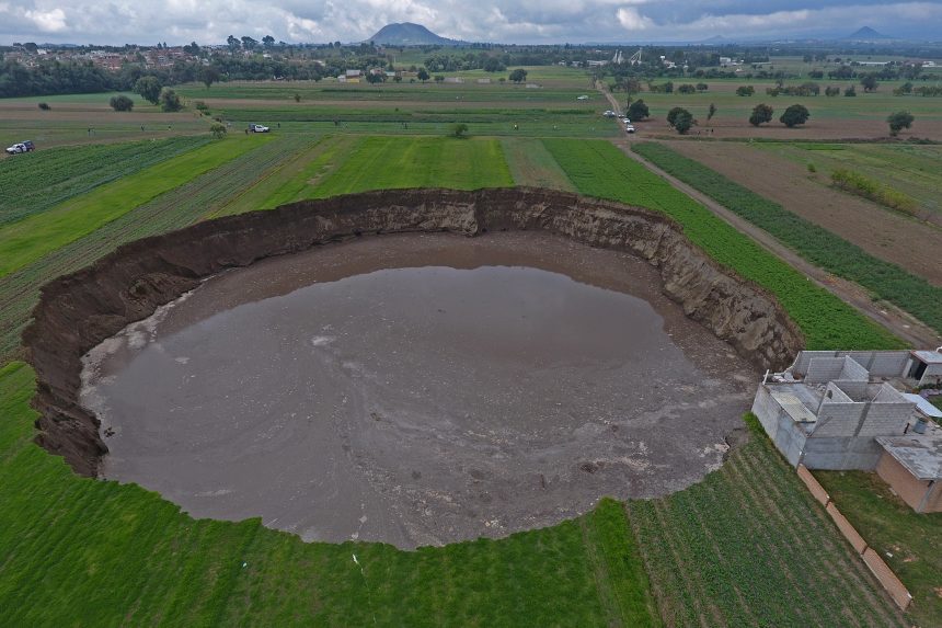 Socavón ya mide 126 x 114; SEGOB pide no acercarse, no es un lugar turístico