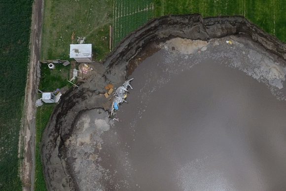 (VIDEO Y FOTOS) Después de 16 días el socavón derrumbó la casa de los Sánchez