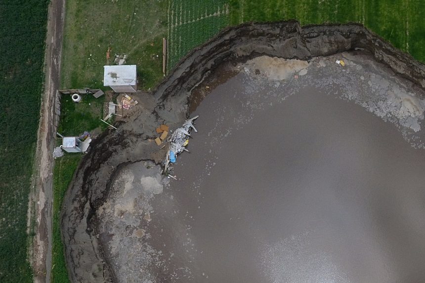 (VIDEO Y FOTOS) Después de 16 días el socavón derrumbó la casa de los Sánchez