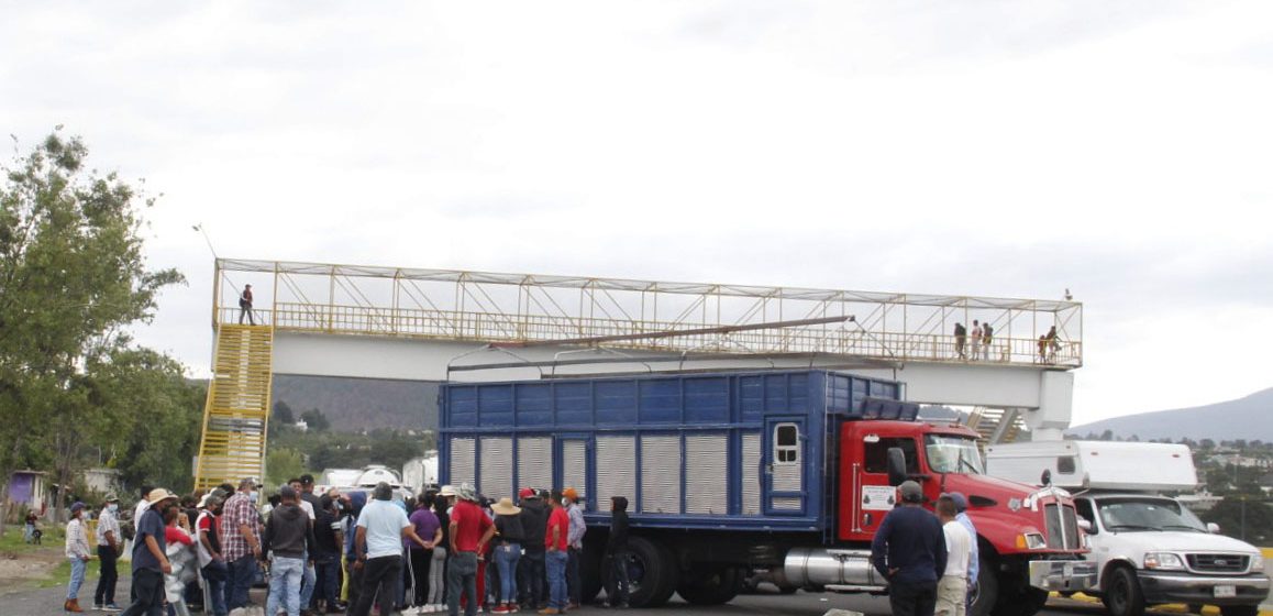 Bloquean la autopista Puebla-México, acusan fraude electoral en Tlahuapan