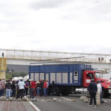 Bloquean la autopista Puebla-México, acusan fraude electoral en Tlahuapan