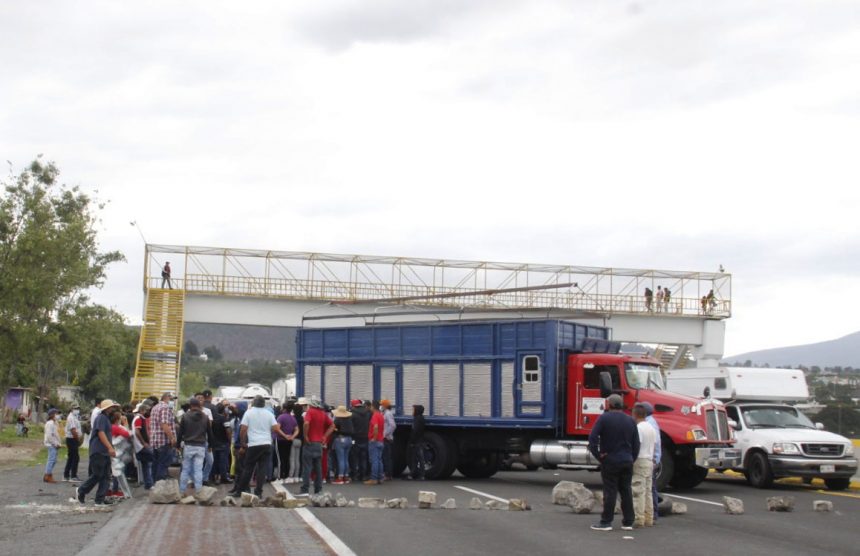 Bloquean la autopista Puebla-México, acusan fraude electoral en Tlahuapan
