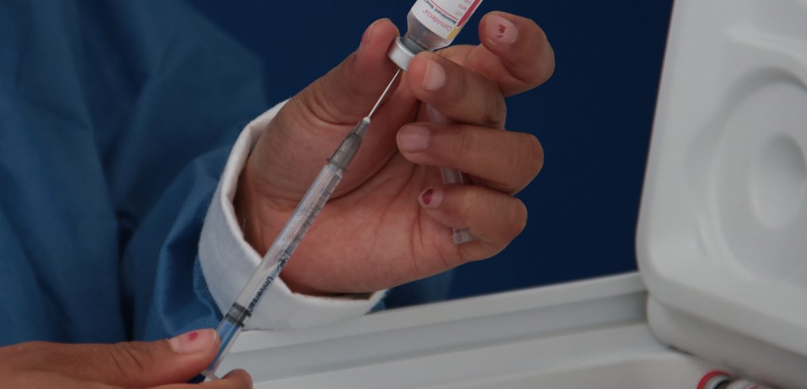 Inicia registro para vacuna anticovid de refuerzo a mayores de 40 años