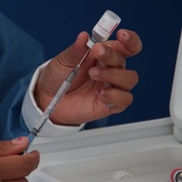 Inicia registro para vacuna anticovid de refuerzo a mayores de 40 años