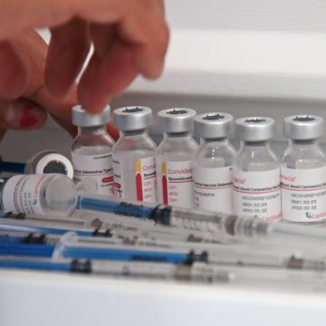 Aprueba FDA la vacuna Pfizer/BioNTech contra Covid-19