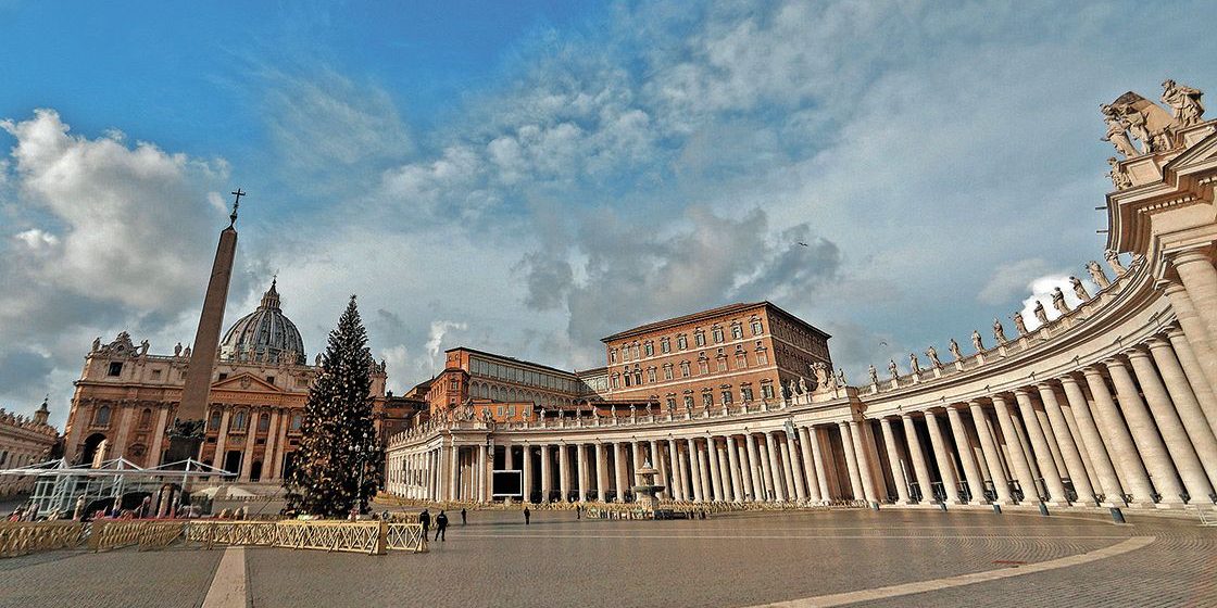 Vaticano reforma sus leyes contra curas pederastas