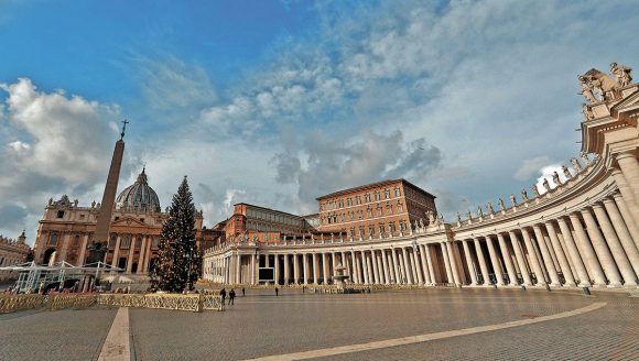 Vaticano reforma sus leyes contra curas pederastas