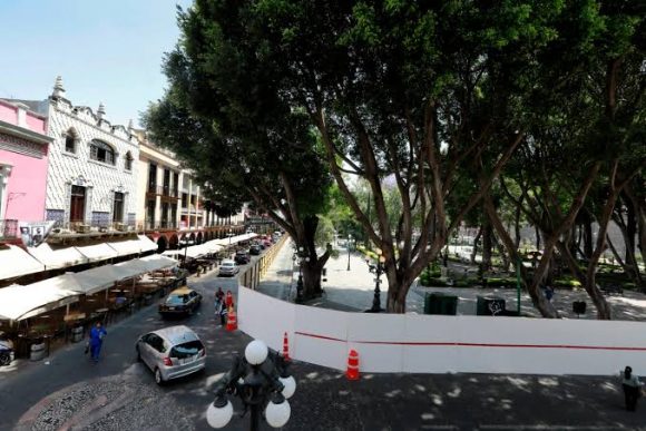 032b3e50-bfbe-4703-a1b3-853122da84b6 (1) Celebran hoteleros retiro de tapiado que cubre la plancha del zócalo